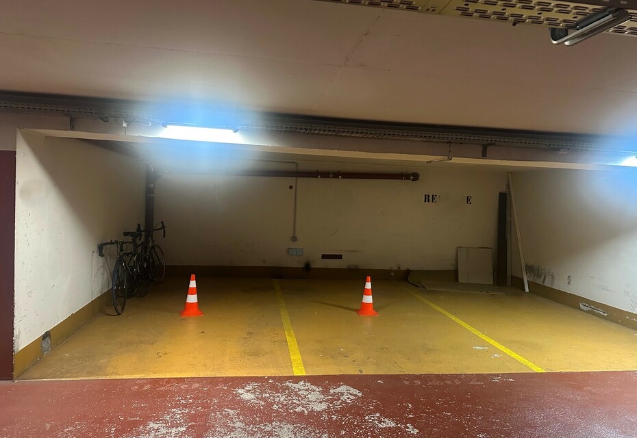 FONTVIEILLE - MONTE MARINA - EMPLACEMENT DE PARKING